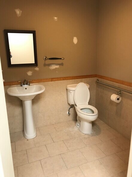 More Photos Of 1045 Collier Center Way, Naples Flex For Lease