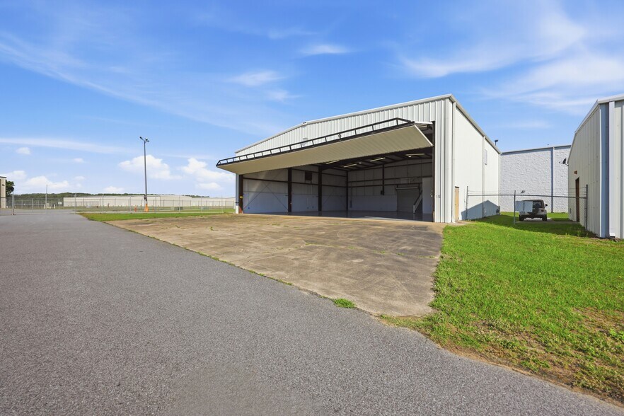 More Photos Of 1131 Memorial Dr, Greenville Airplane Hangar For Lease