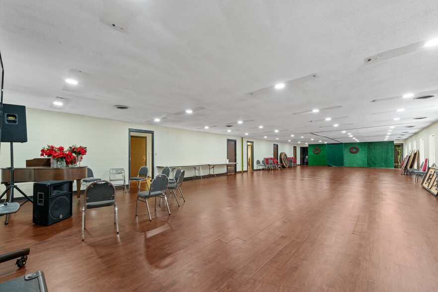 More Photos Of 3411 Covington Pike, Memphis Religious Facility For Sale