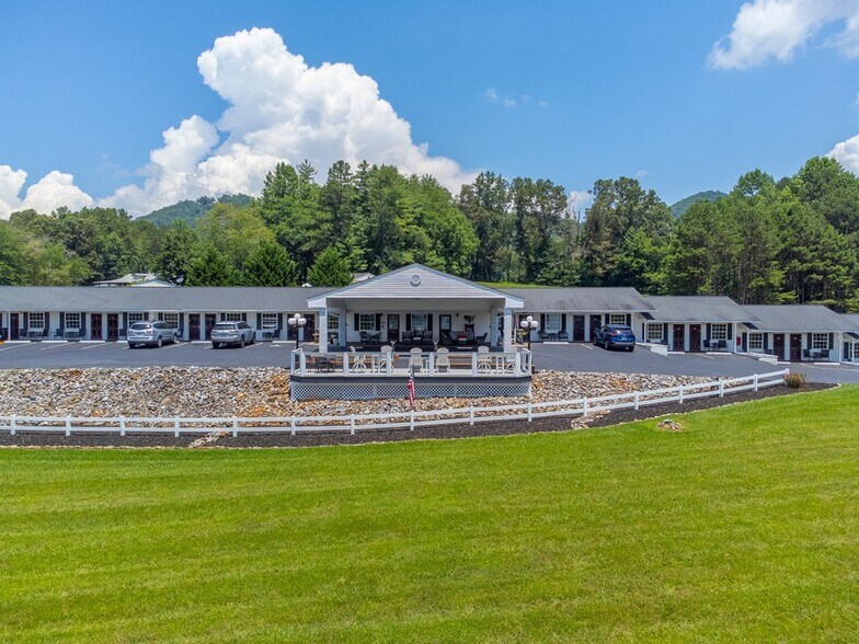 More Photos Of 40 Chatuge Ln, Hayesville Hotel For Sale