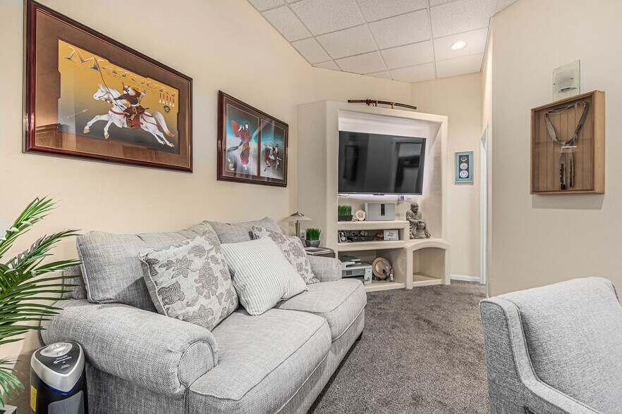 More Photos Of 3173 E Chandler Blvd, Phoenix Freestanding For Sale