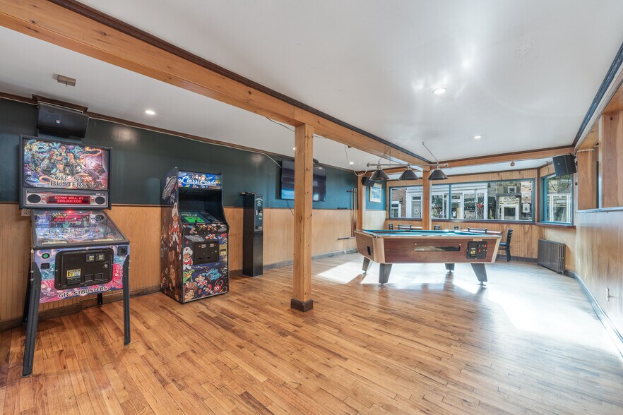 More Photos Of 30-32 Front St, Greenport Storefront Retail Residential For Sale