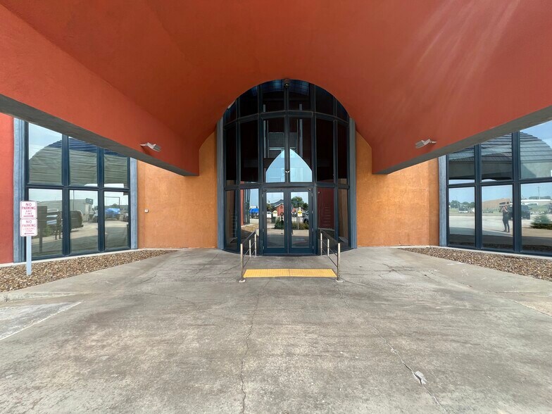 More Photos Of 812 Burlington Dr, Bismarck Office For Lease