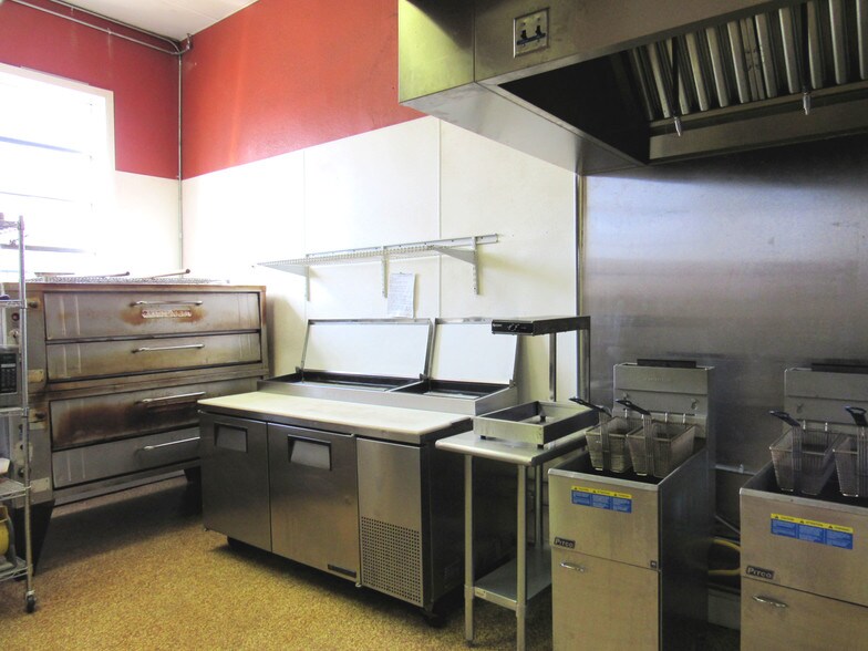 More Photos Of 514-520 N Railroad St, Burton Restaurant For Lease