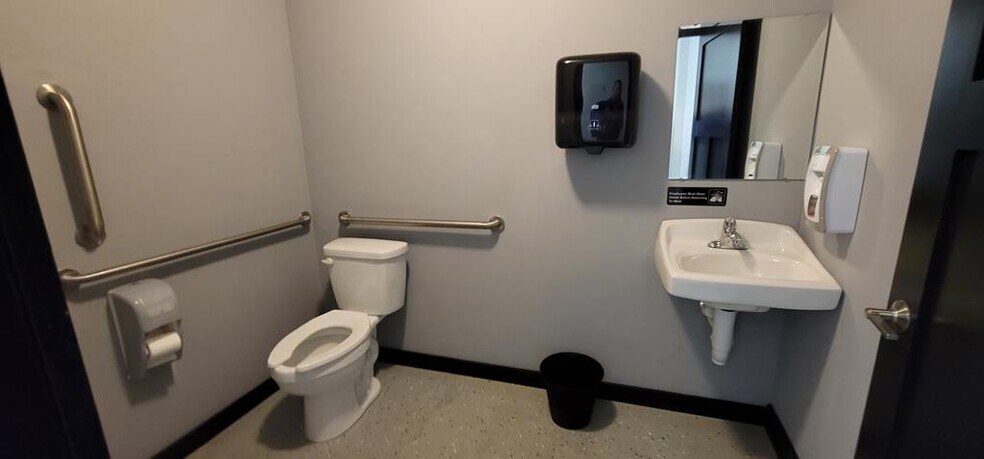 More Photos Of 218 N Main St, Beaver Dam General Retail For Sale