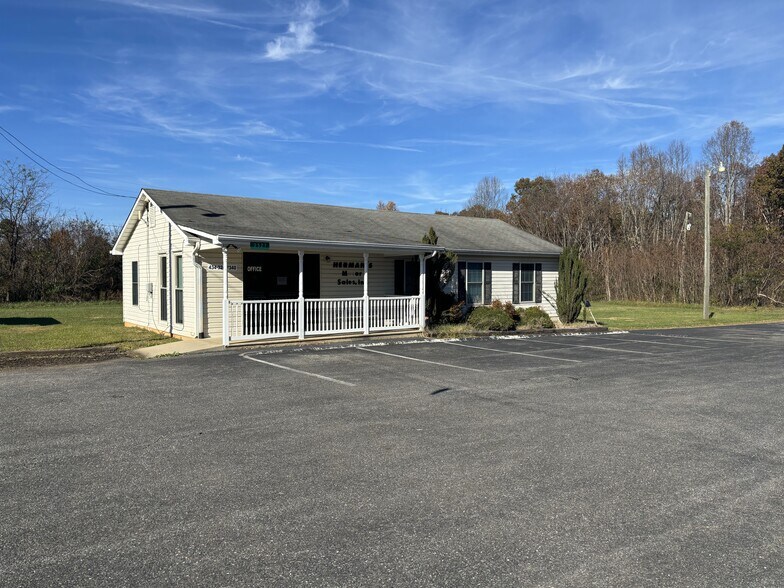 More Photos Of 2527 Main St, Hurt Flex For Sale