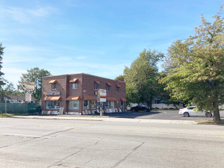 More Photos Of 869 Old Country Rd, Westbury Storefront Retail Office For Lease