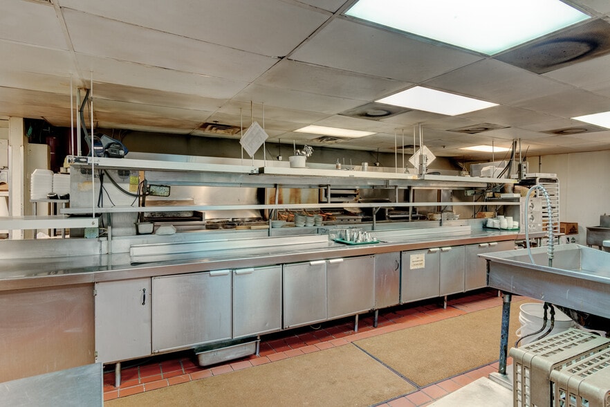 More Photos Of 1702 Park Hill Dr, Gainesville Restaurant For Sale