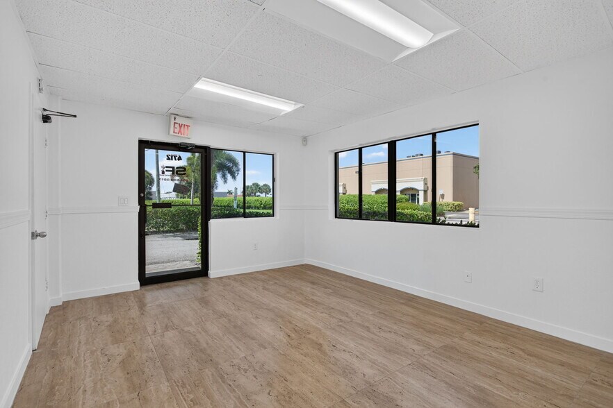 More Photos Of 4700-4712 NE 11th Ave, Oakland Park Warehouse For Lease