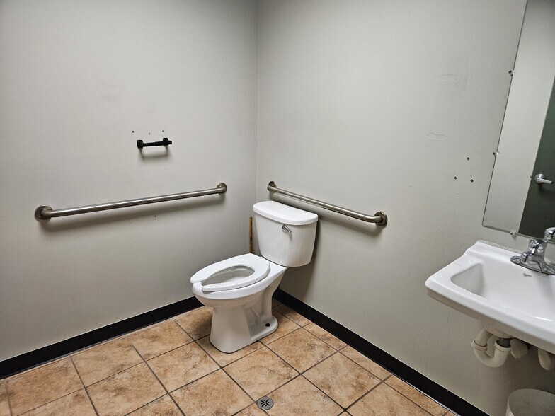 More Photos Of 1344-1358 E Bristol Rd, Burton Freestanding For Lease