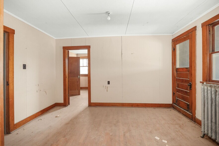 More Photos Of 802 E Nodaway St, Oregon Flex For Sale