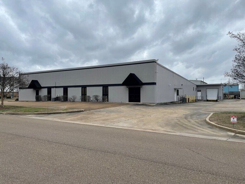 More Photos Of 860 Centre St, Ridgeland Flex For Lease