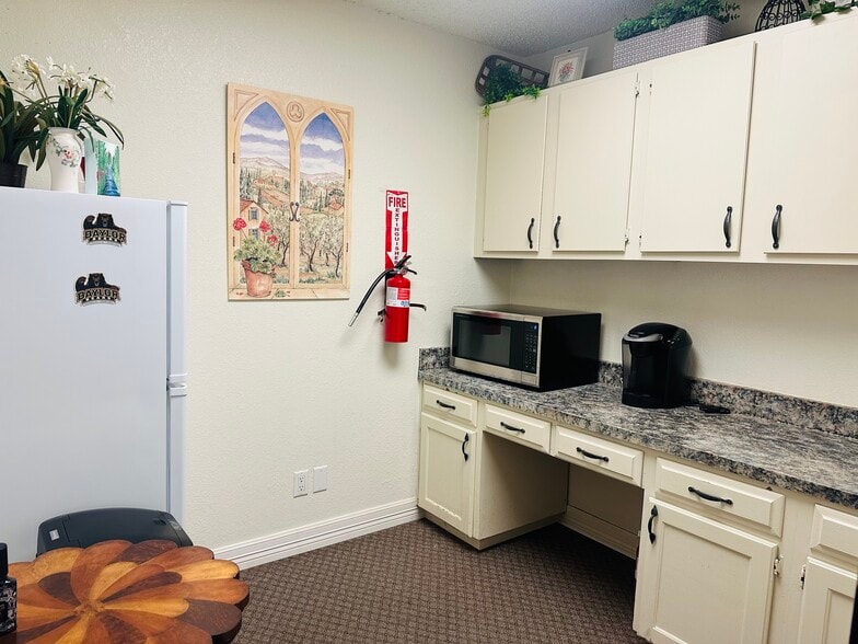 More Photos Of 376 W Main St, Lewisville Medical For Sale