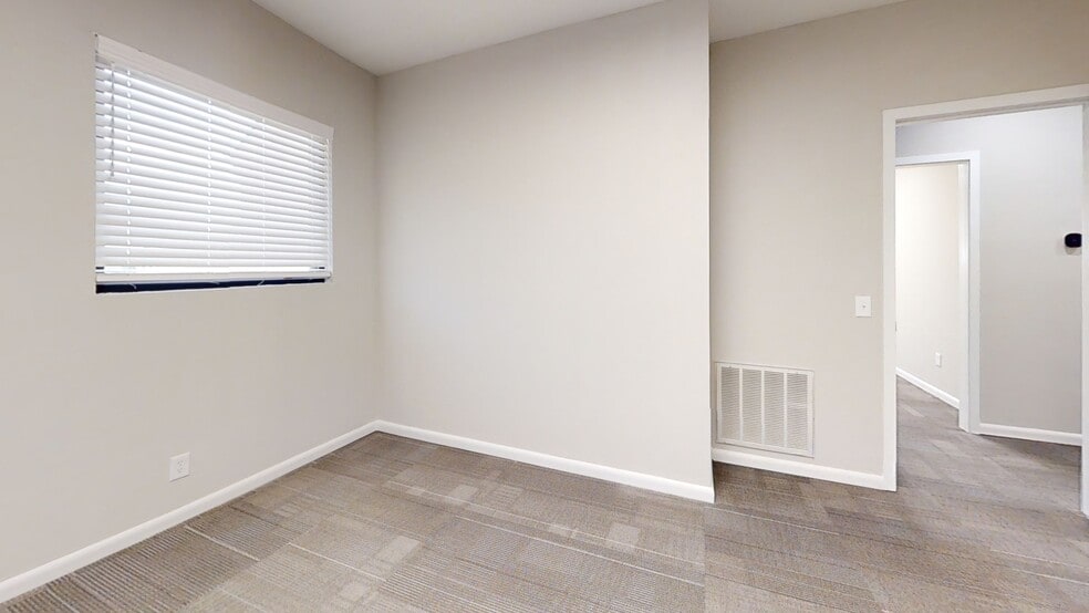 More Photos Of 2920 Edgewood Cir, Columbus Office For Lease