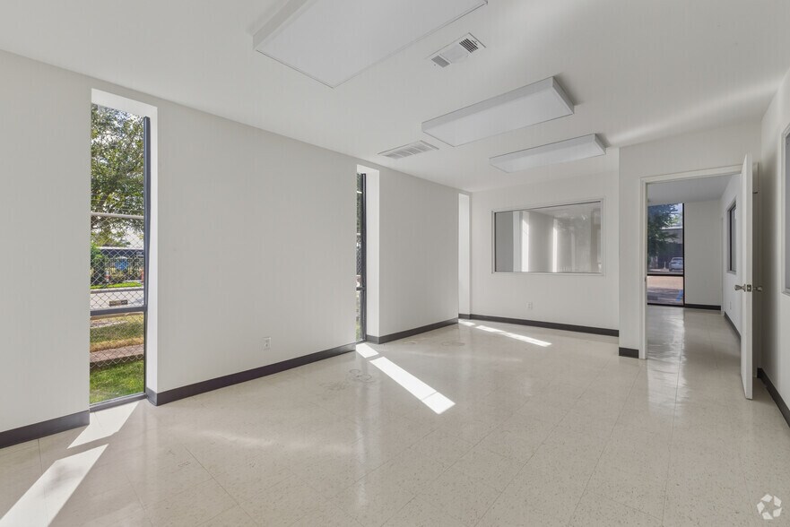 More Photos Of 1800 Sherwood Forest St, Houston Warehouse For Lease