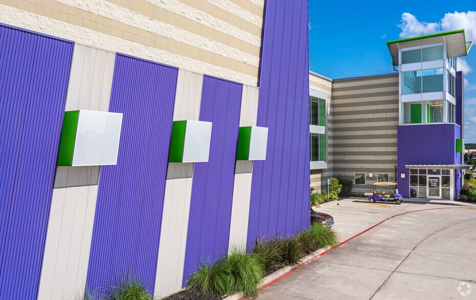 More Photos Of 6414 W Loop 1604 N, San Antonio Self Storage For Lease