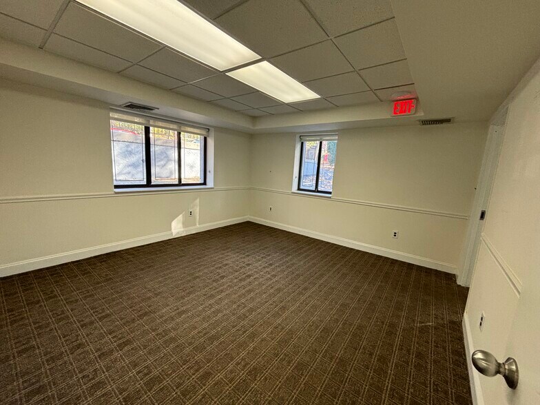 More Photos Of 52 Elm St, Huntington Medical For Lease