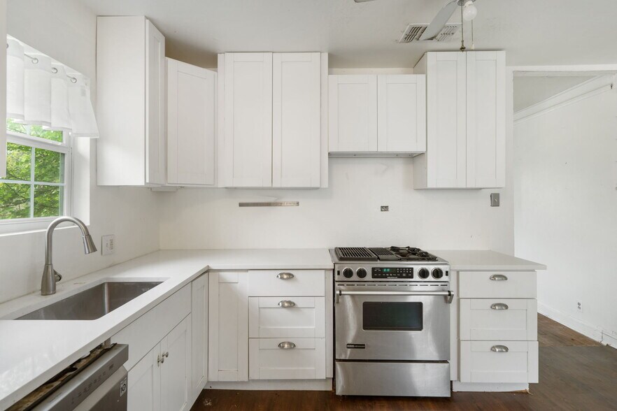 More Photos Of 200 Elm St, Buda Office For Sale
