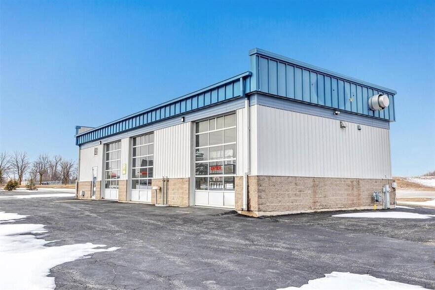 Primary Photo Of 615 County Road R, Denmark Auto Repair For Sale