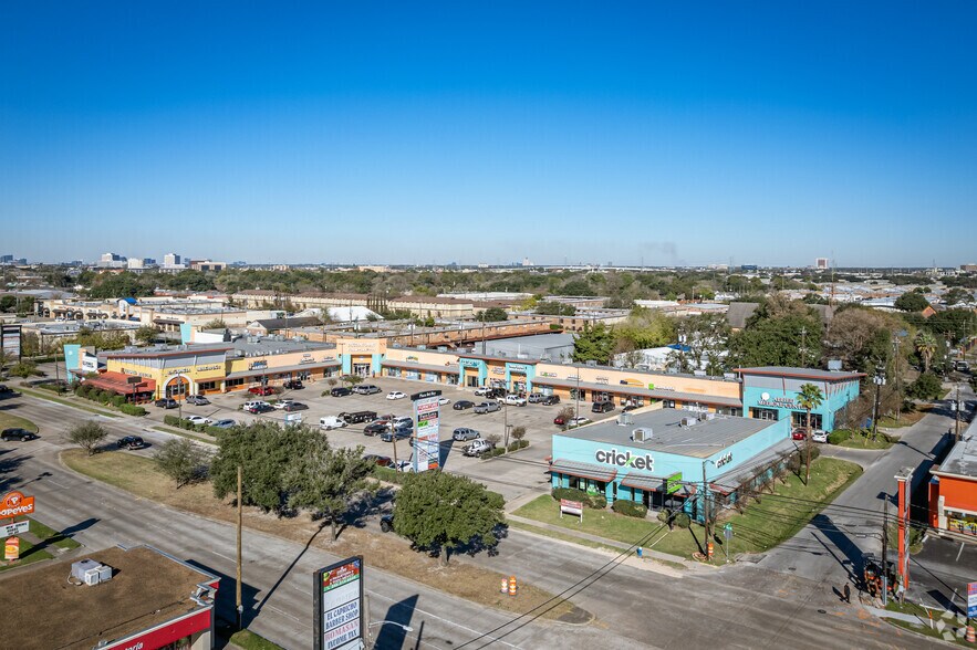 More Photos Of 5702-5718 Bellaire Blvd, Houston Unknown For Lease