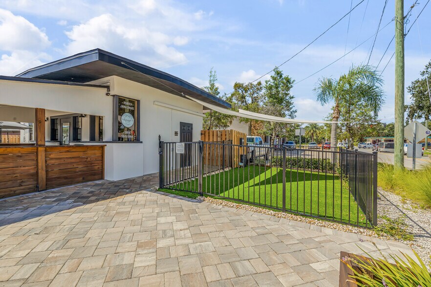 More Photos Of 218 N Orange St, New Smyrna Beach Freestanding For Sale