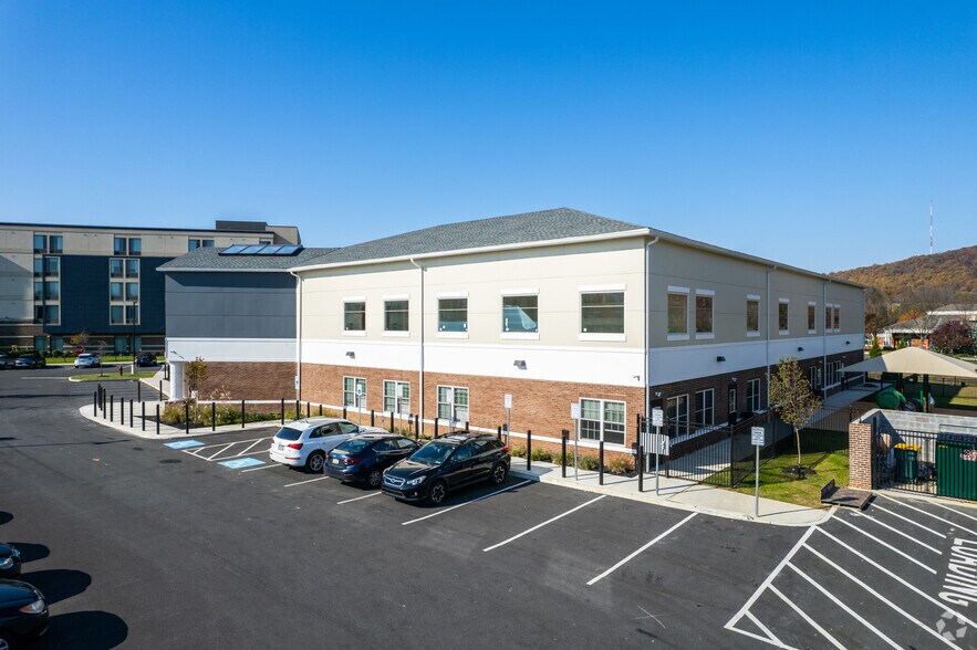 More Photos Of 3790 West Dr, Center Valley Medical For Lease