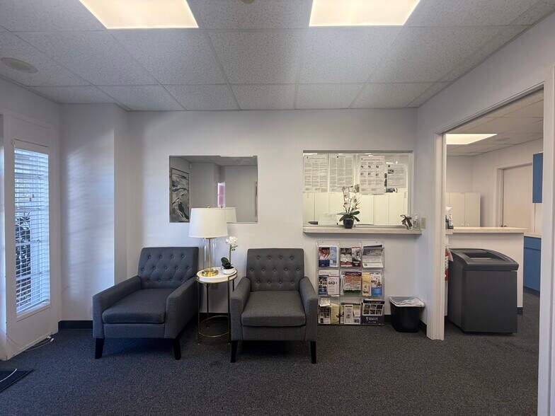 More Photos Of 1531 Tamiami Trl S, Venice Medical For Sale