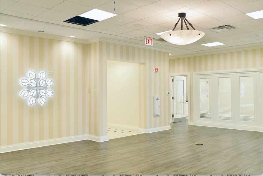 More Photos Of 1350 Lake St, Roselle Office For Lease