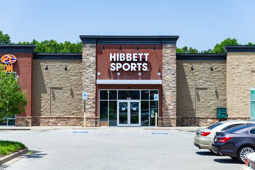 More Photos Of 129-145 Commons Dr, Martin Supermarket For Lease