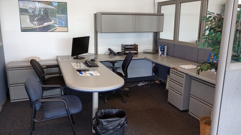 More Photos Of 520 W Kimberly Rd, Davenport Auto Dealership For Lease