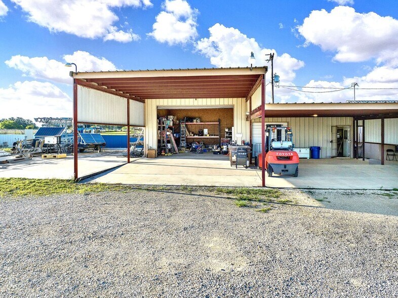 More Photos Of 389 Interstate 35 S, Devine Unknown For Lease