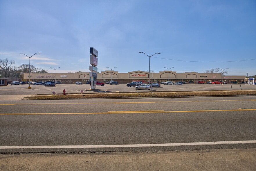 More Photos Of 850 College St, Eastman General Retail For Sale