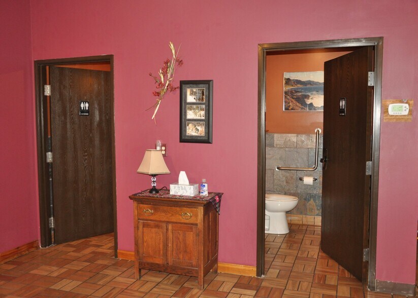 More Photos Of 1549 E Broadway St, Monticello General Retail For Sale