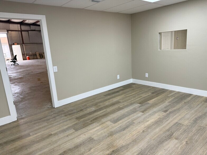 More Photos Of 12741 Metro Pky, Fort Myers Light Manufacturing For Lease