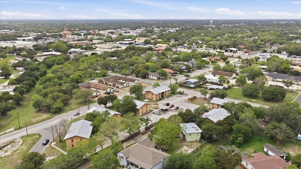 More Photos Of 600 E Crockett St, Beeville Apartments For Sale