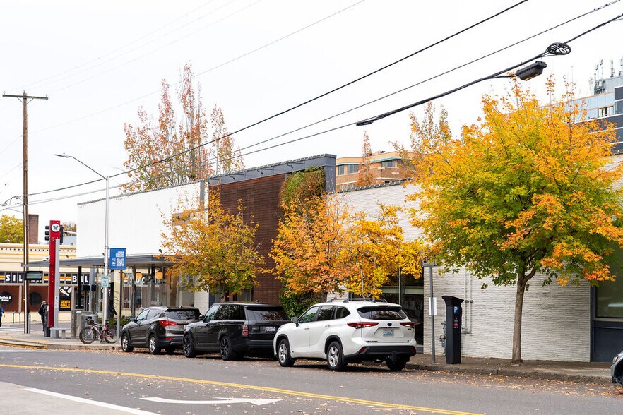 More Photos Of 1001-1005 Broadway St, Vancouver Freestanding For Lease