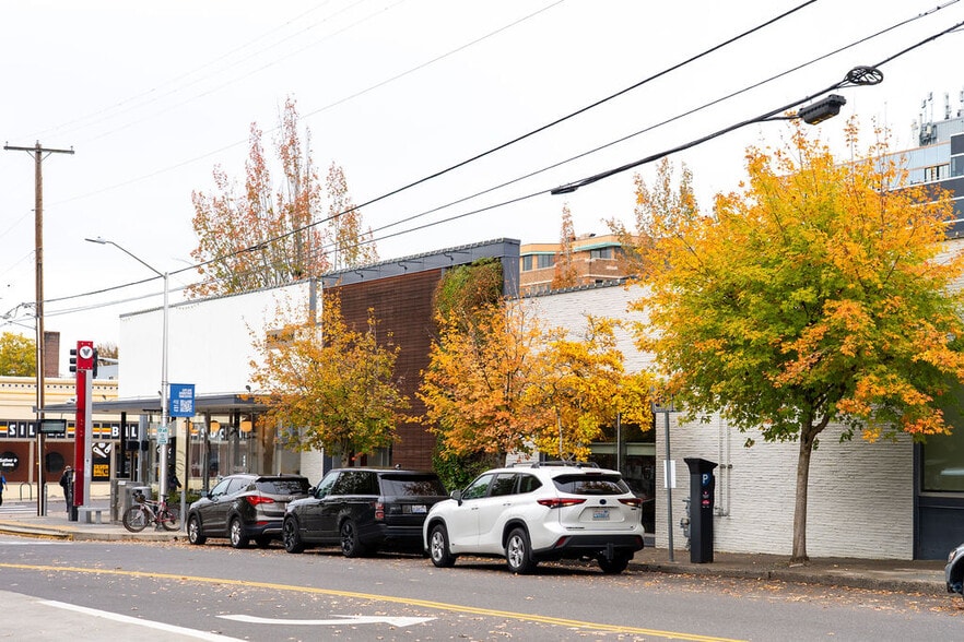 More Photos Of 1001-1005 Broadway St, Vancouver Freestanding For Lease