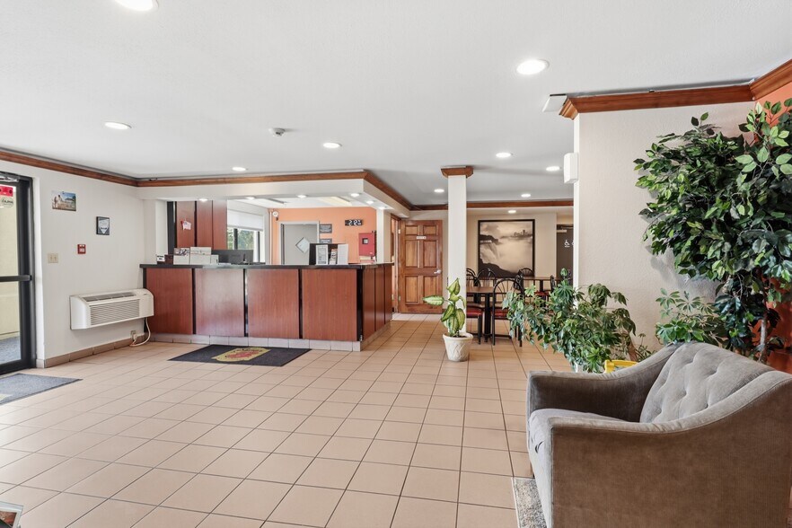 More Photos Of 7680 Niagara Falls Blvd, Niagara Falls Hotel For Sale