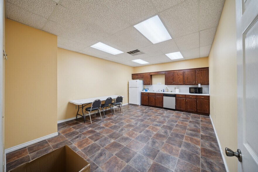 More Photos Of 710 S Adams St, Sapulpa Distribution For Sale