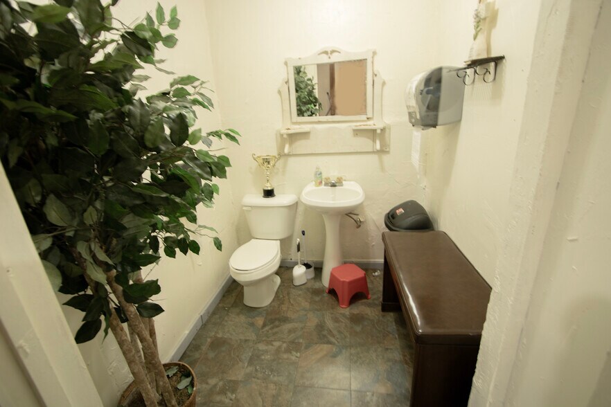 More Photos Of 506 SW 13th Ave, Mineral Wells Specialty For Sale