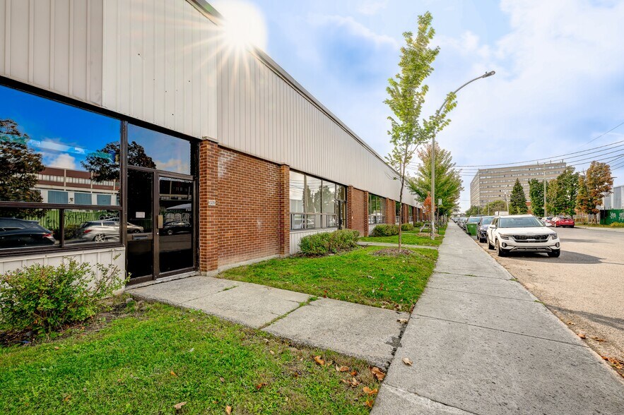 More Photos Of 1310-1370 Rue Chabanel O, Montréal Warehouse For Lease