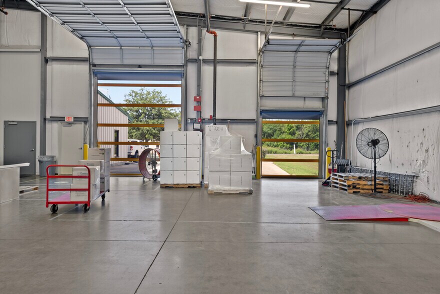 More Photos Of 720 Venture Dr, Woodway Warehouse For Lease