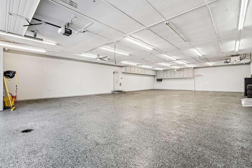 More Photos Of 1525 E Army Post Rd, Des Moines Auto Repair For Lease