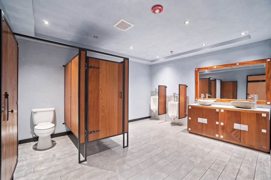 More Photos Of 207 20th St SE, Hickory Warehouse For Sale