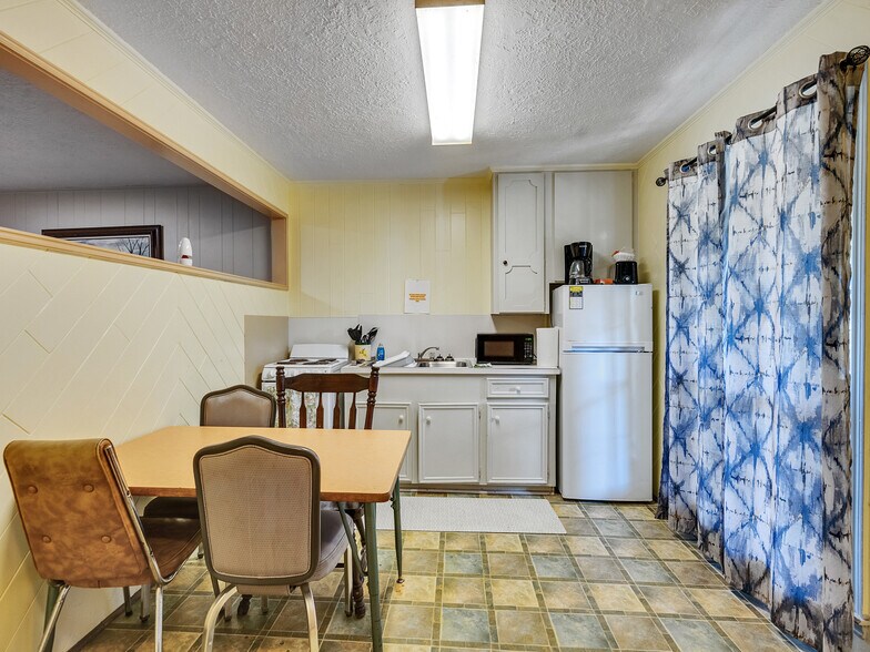 More Photos Of 280 Broken Arrow Marina, Livingston Hotel For Sale