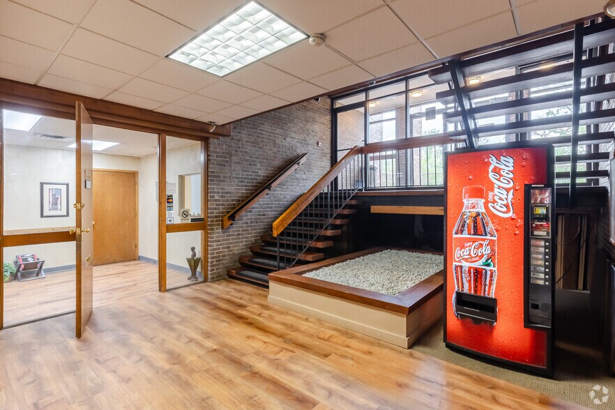 More Photos Of 240 E Lake St, Addison Office For Lease