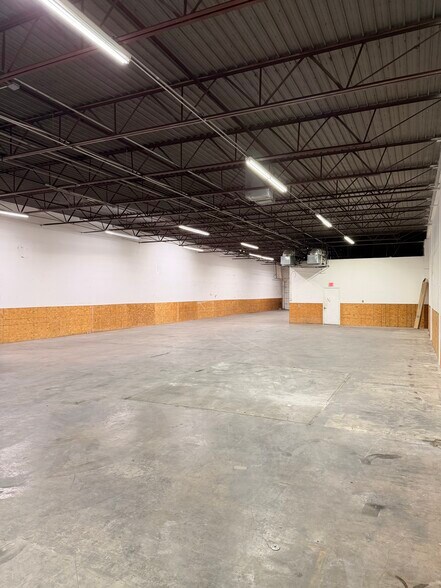 More Photos Of 10501-10537 King William Dr, Dallas Warehouse For Lease