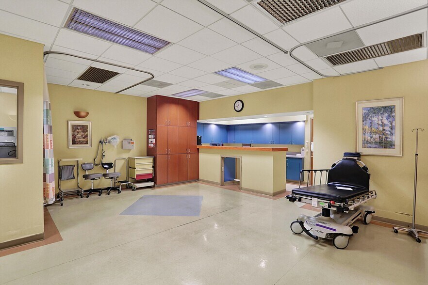 More Photos Of 711 W Gardner Dr, Marion Medical For Sale