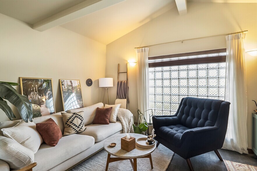 More Photos Of 336 NE Norton Ave, Bend Office For Sale