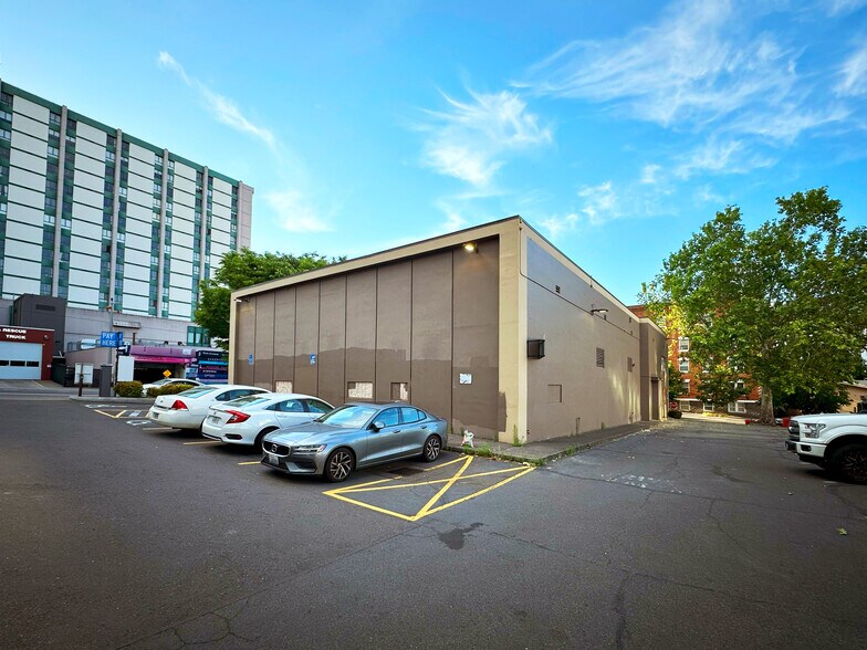 More Photos Of 1900 SW 5th Ave, Portland General Retail For Lease